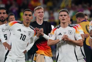 Die deutsche Mannschaft nach dem Achtelfinale, im Vordergrund Jamal Musiala und Florian Wirtz