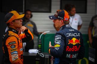 Lando Norris und Max Verstappen unterhalten sich