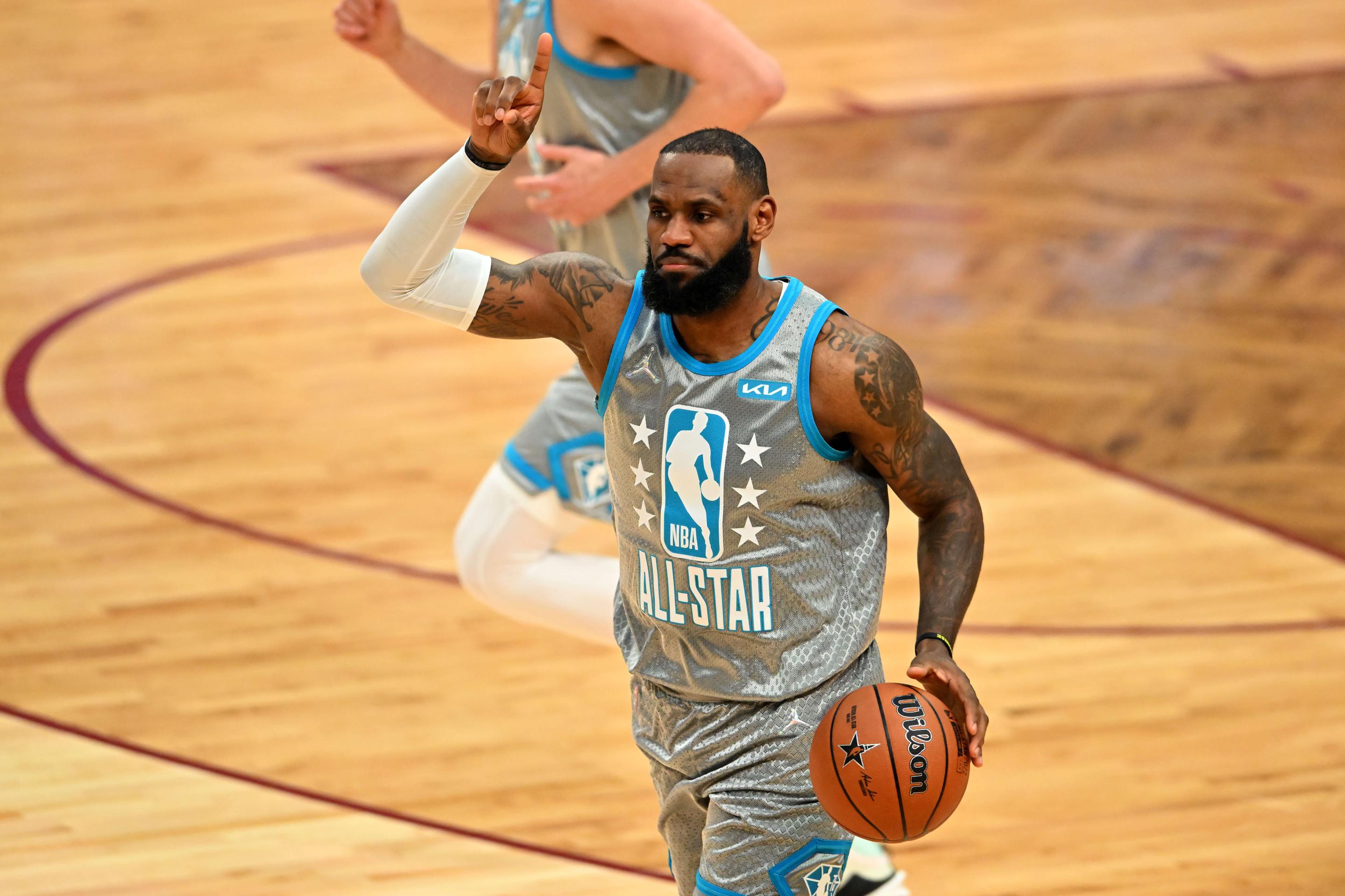 Баскетболист звезда. All Star NBA Team LEBRON 2022. Янис Антетокунмпо Леброн.